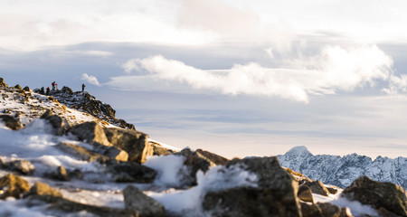 камни во льду и закат в горах/оранжевый закат , облака и горы