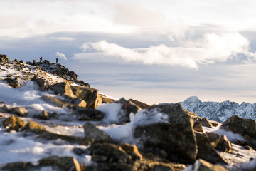 камни во льду и закат в горах/оранжевый закат , облака и горы