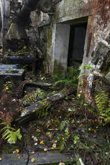 verfallenes Haus in einer stillgelegten Industrieanlage