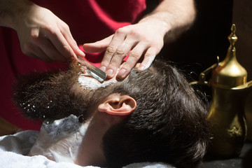 Naklejka premium Bearded man has shave