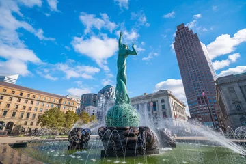 Foto op Plexiglas Downtown Cleveland skyline and Fountain of Eternal Life Statue © f11photo