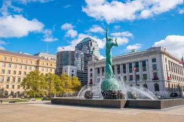 Tuinposter Downtown Cleveland skyline and Fountain of Eternal Life Statue © f11photo