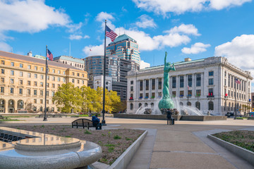 Fototapeta premium Downtown Cleveland skyline and Fountain of Eternal Life Statue