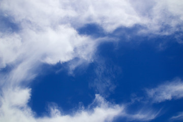Obraz premium Beautiful white clouds with blue sky background