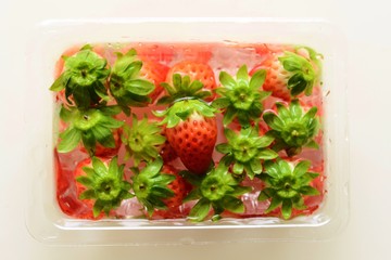 イチゴ./パックに水が入っているイチゴです.