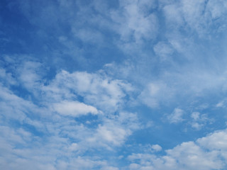 Obraz premium Błękitne niebo i chmury na naturalnym tle