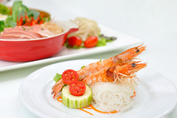 Boiled shrimps with thin rice noodles and vegetables