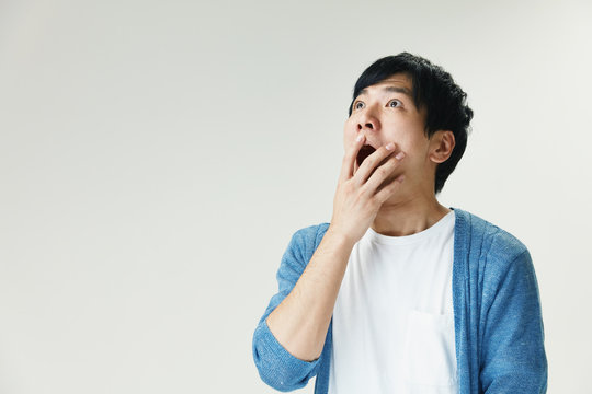 驚く男性