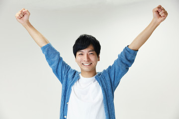 ガッツポーズする男性