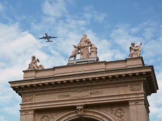 Attika des Bürgerparktores in Pankow mit Flugzeug