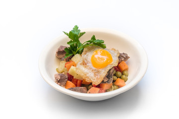 fried eggs with roast beef and vegetable salad