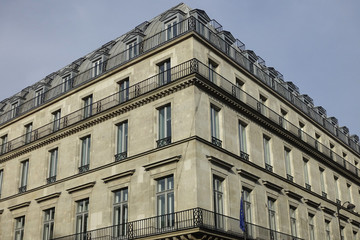 Fototapeta na wymiar Immeuble angle Paris
