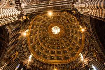 Fototapeta na wymiar inside view of Duomo di Siena