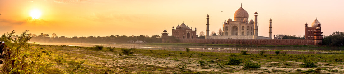 Fototapeta na wymiar Panoramic view of Taj Mahal on a beautiful morning 