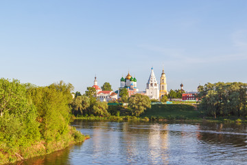 Fototapeta na wymiar Вид на церкви Коломенского кремля с реки, Россия