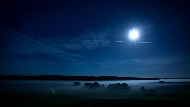 Mgły podczas jesiennej pełni Księżyca. TimeLapse