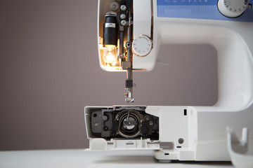Sewing machine with open spool