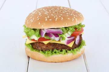 Cheeseburger Hamburger Käse Tomaten Salat Holzbrett
