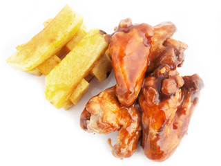 Alitas de Pollo con salsa barbacoa con Patatas fritas sobre fondo blanco. Vista superior