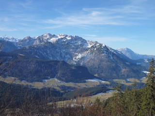 Fototapeta na wymiar early winter trekking in beautiful salzkammergut