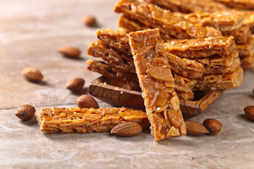 Crispy cookies with honey and almonds