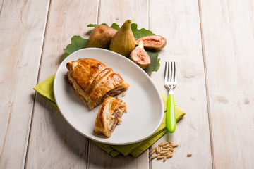 strudel with figs and pine nuts