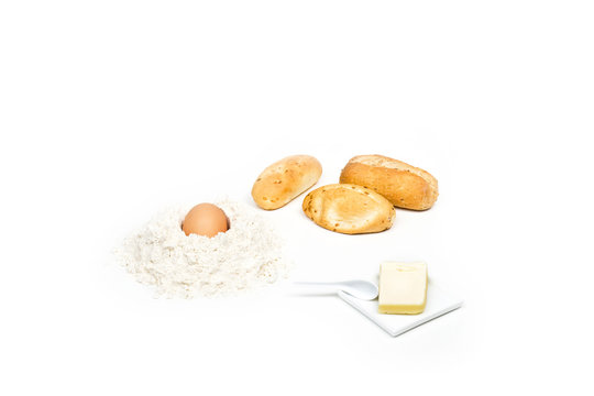 Pan, huevo, mantequilla y harina sobre fondo blanco aislado. Vista superior. Copy space