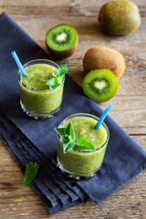 Green kiwi smoothie with mint