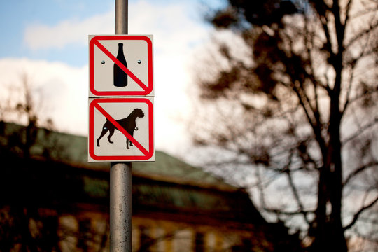 ´No alcohol and dogs sign