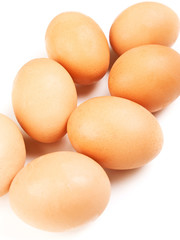 Huevos de gallina sobre fondo blanco aislado vista desde arriba