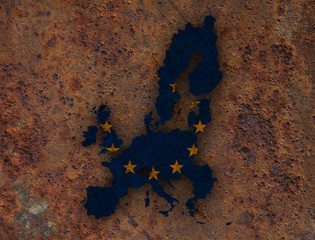 Karte und Fahne der EU auf rostigem Metall