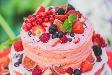 decorate wedding cake