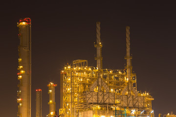 Obraz na płótnie Canvas Oil refinery industrial plant at night