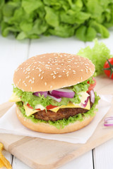 Cheeseburger Hamburger frisch Fleisch Käse Tomaten Salat