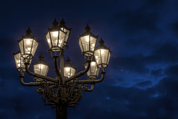 Fototapeta na wymiar Historische Straßenlaterne bei Nacht