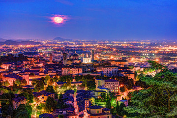 Obraz premium View at Old Town Citta Alta of Bergamo from San Vigilio Hill. Bergamo, Italy. Night view.
