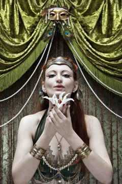 Junge attraktive Frau / T&auml;nzerin in einem retro , 20er 30er Jahre burlesque Show / B&uuml;hnenkost&uuml;m