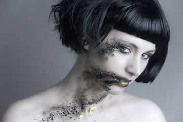 Portrait / Beauty Shot einer jungen Frau mit Effekt Make Up