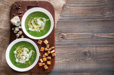 Fototapeta na wymiar fresh and tasty green cream soup of spinach and broccoli