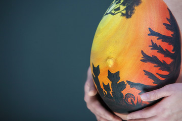 Bemalter Babybauch mit Fuchsfamilie / Pregnant Woman with Bodypainting