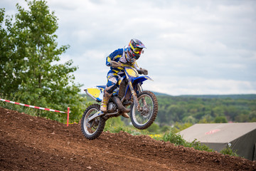Motocross Fahrer auf der Piste