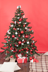 Fototapeta na wymiar Christmas tree in the red room
