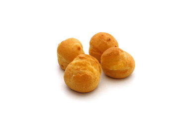 windbeutel auf einem weissen hintegrund