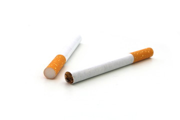 zwei zigaretten auf weissem hintergrund