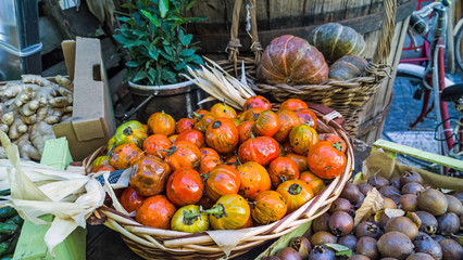 Frutta esposta al mercato rionale, tra casse e biciclette