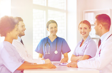 Obraz premium group of happy doctors meeting at hospital office