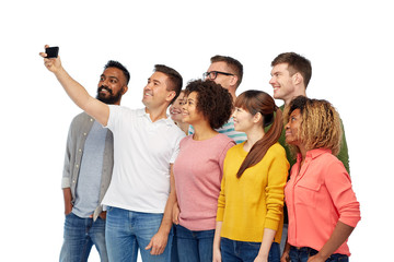 Obraz premium group of people taking selfie by smartphone