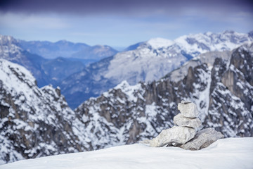 Fototapeta premium Piękny krajobraz alpejski. Wysokie góry, zaśnieżone szczyty i