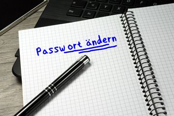 Ein Heft mit einer handschriftlichen Erinnerung an den Wechsel des Passworts