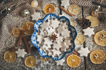 Рождественские декорации и  угощения с пряностями и цитрусами